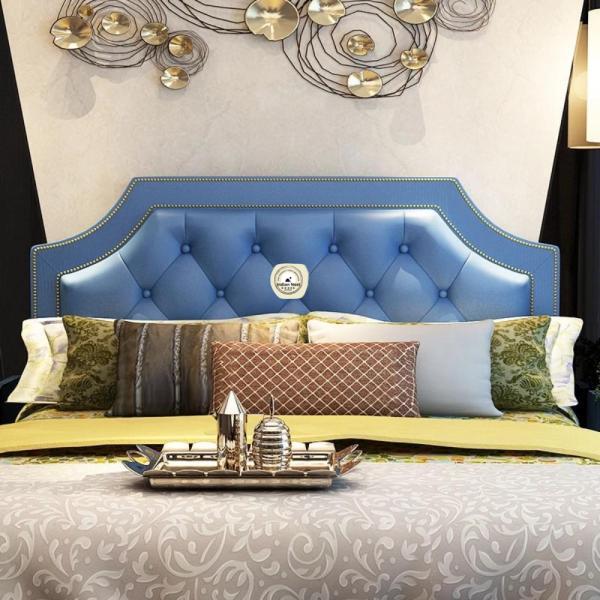 Classic tufted leatherette bed